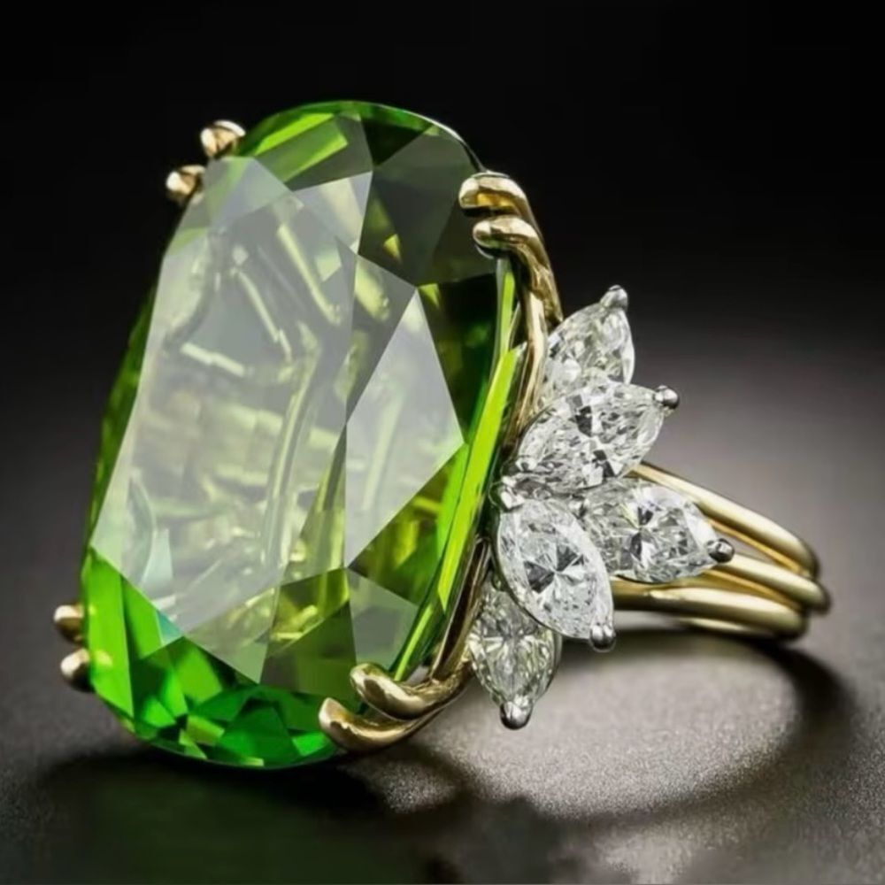 💚 Stunning & Elegant Green Crystal and Gold Gemstone Cocktail Ring 💚